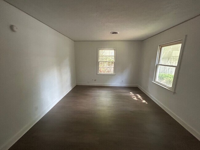Building Photo - 823 S Kilbourne Rd