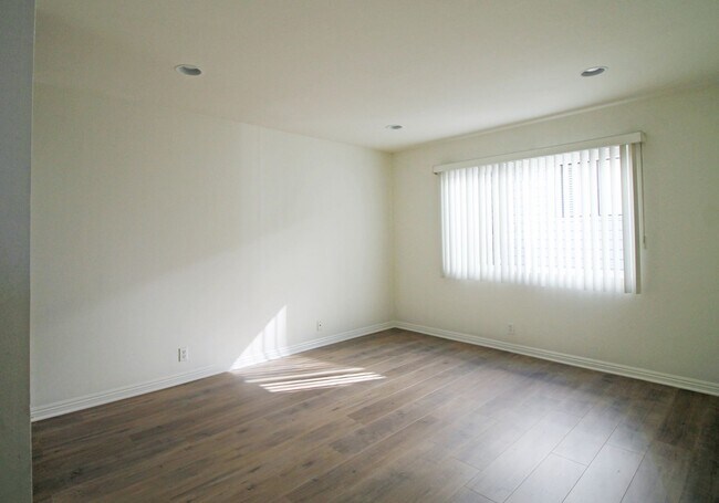 Building Photo - 1126 Cypress Ave