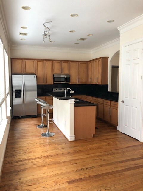 Kitchen bar island - 1514 Palmer St