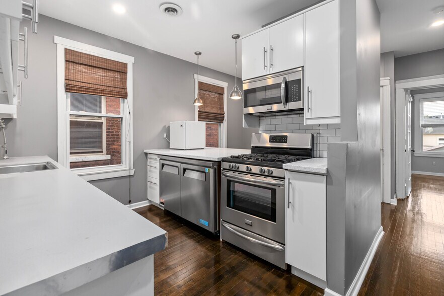 Building Photo - 310 Hendrie St