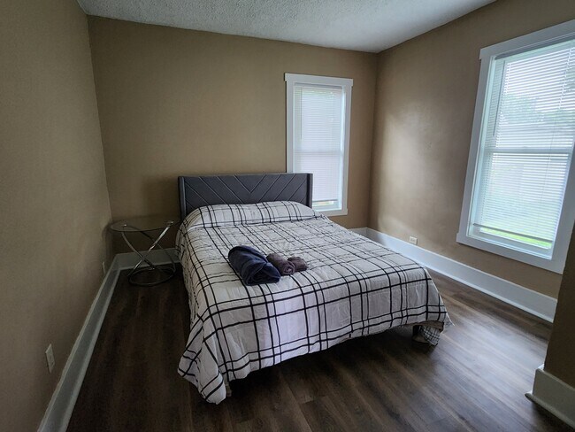 Building Photo - 810 4th Ave NW