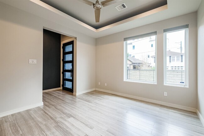 Building Photo - 711 W Clay St