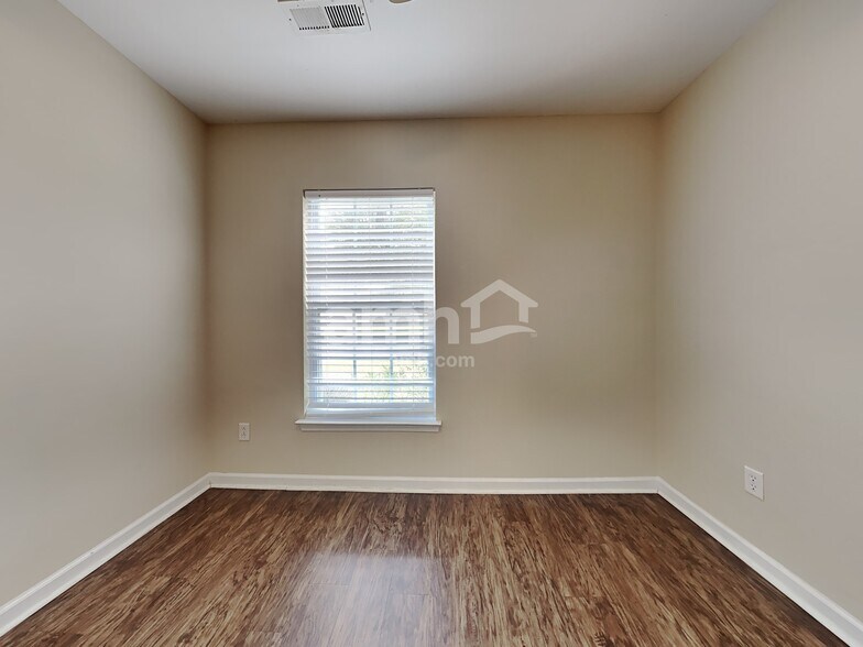 Building Photo - 425 Watershed Dr