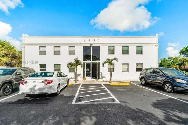 Building Photo - 1530 Crescent Cir