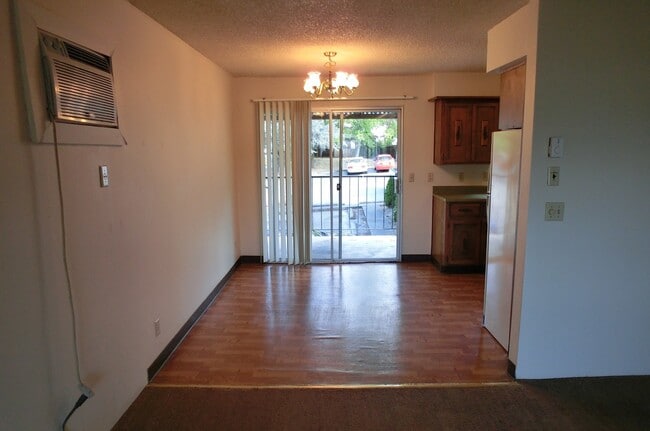 Building Photo - Great centrally located apartment!