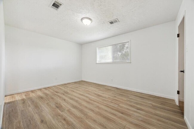 Building Photo - 4225 Fairwood St