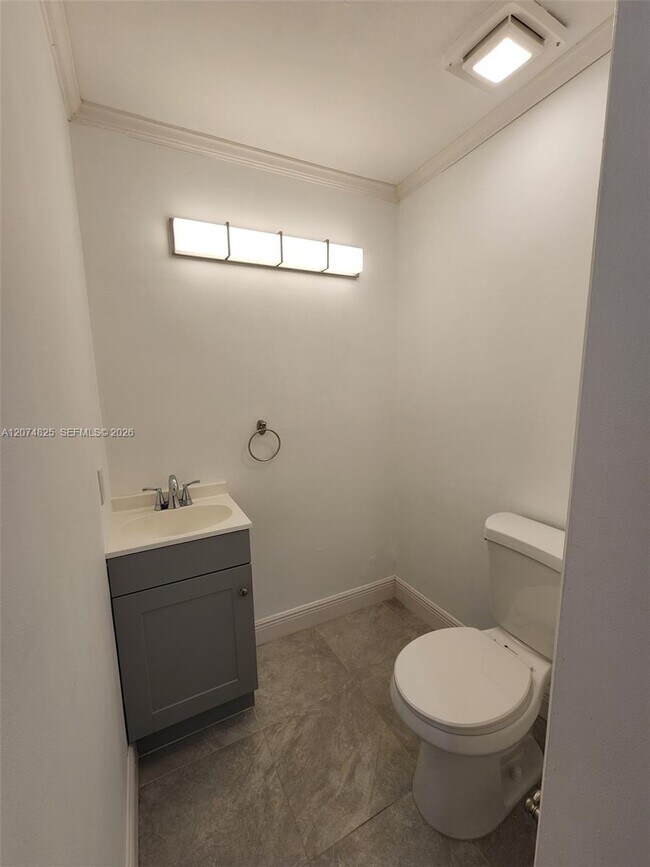 Building Photo - 6518 Kendale Lakes Dr