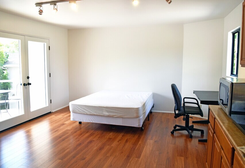 Bright room (unfurnished) - 2330 Malcolm Ave