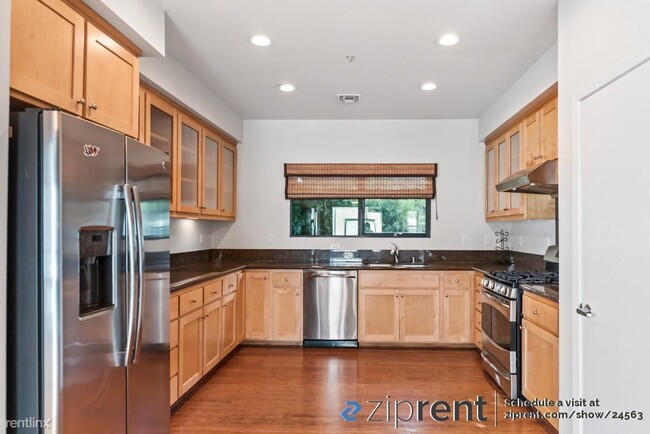 Building Photo - 3 br, 3.5 bath Condo - 501 Zephyr Drive, O...