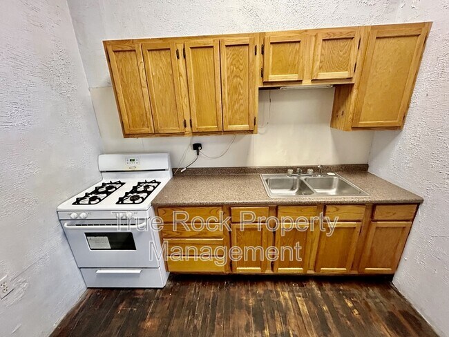 Building Photo - 208 E MAIN, APT #2 (BILLS PAID- not including tv or wifi)