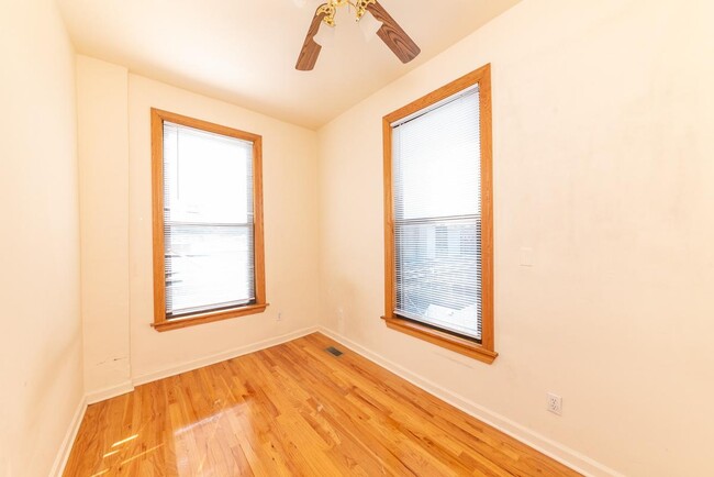 Building Photo - 3 bedroom in Chicago IL 60608