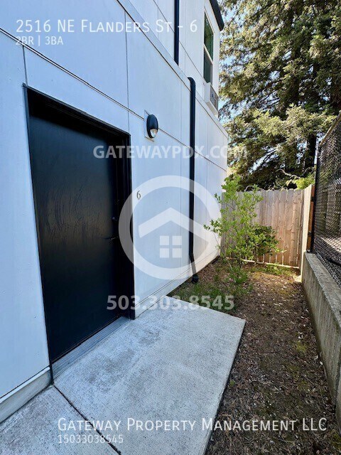 Building Photo - 2516 NE Flanders St