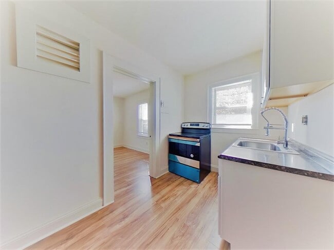 Primary Photo - 305 Fife Street Unit 4