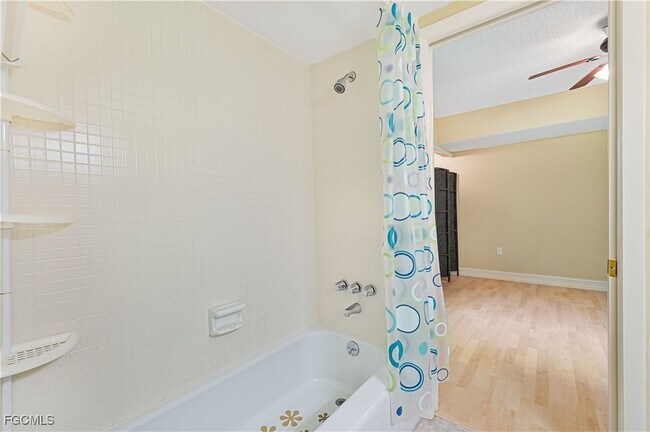 Building Photo - 975 Palm View Dr