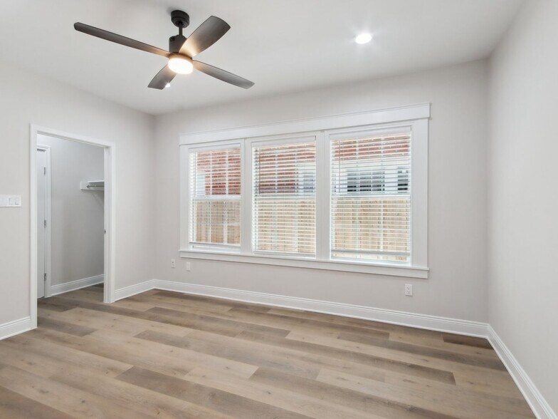 Building Photo - 1904 Calumet St