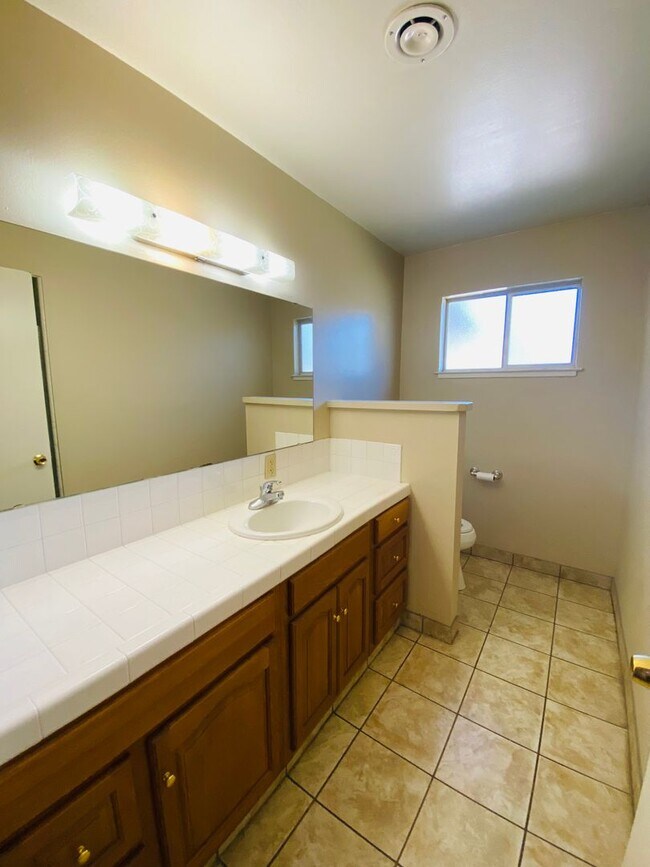 Building Photo - 3 Bedroom, 2 Bath Southside Home Near School and Park