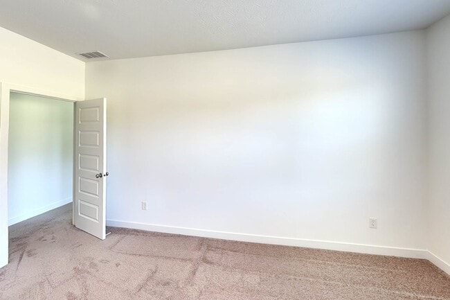 Building Photo - 842 Holmdale Dr