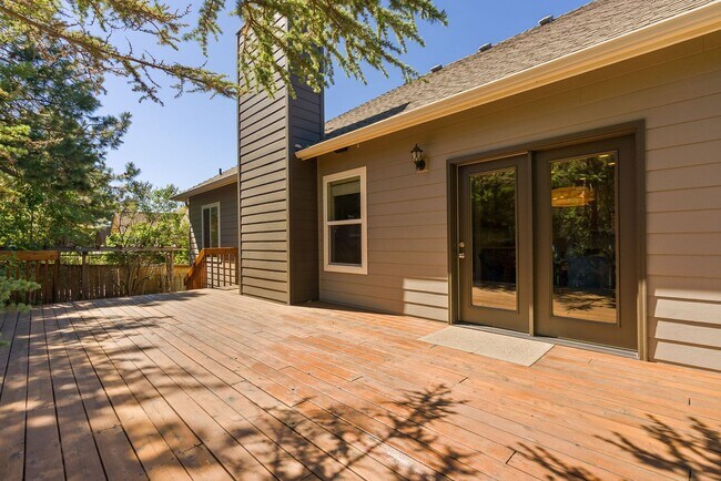 Building Photo - Charming Awbrey Butte Home Available NOW