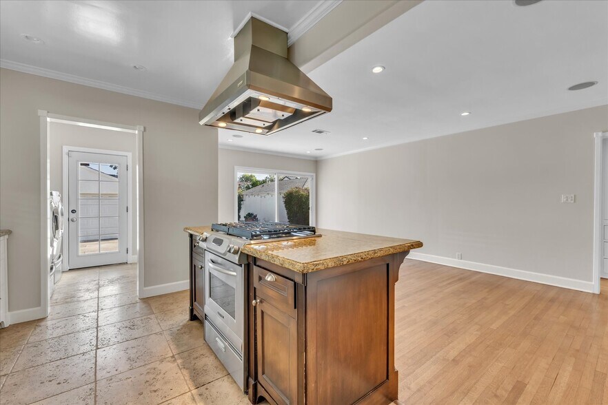 Kitchen - 4710 Cartwright Ave