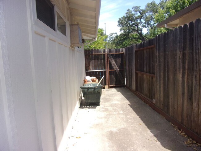 Building Photo - 718 Linwood St