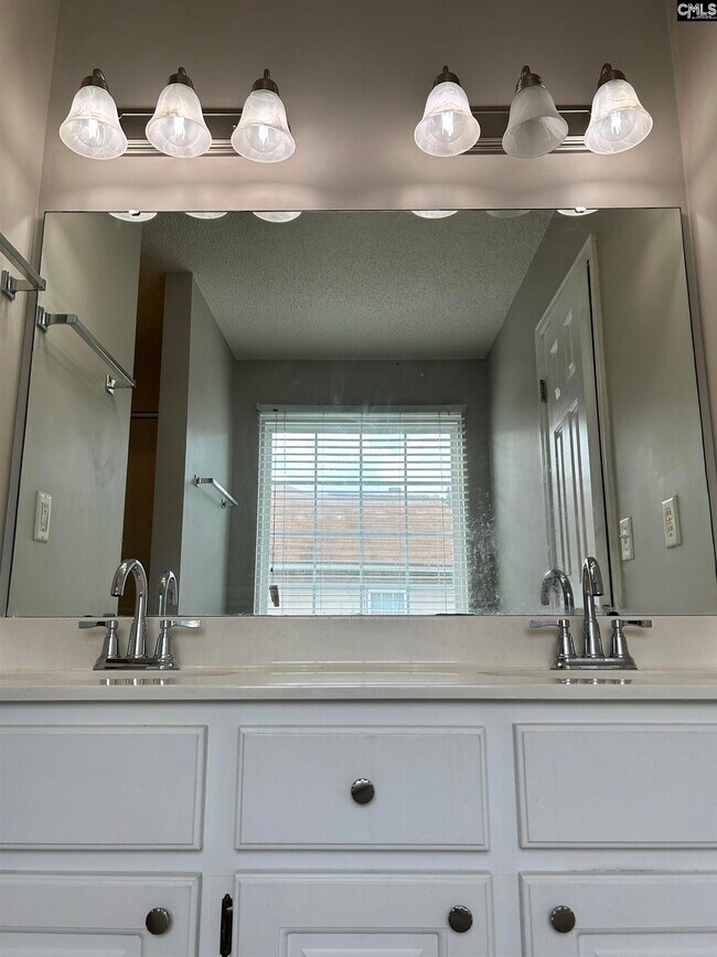 Building Photo - 405 Beech Glen Dr