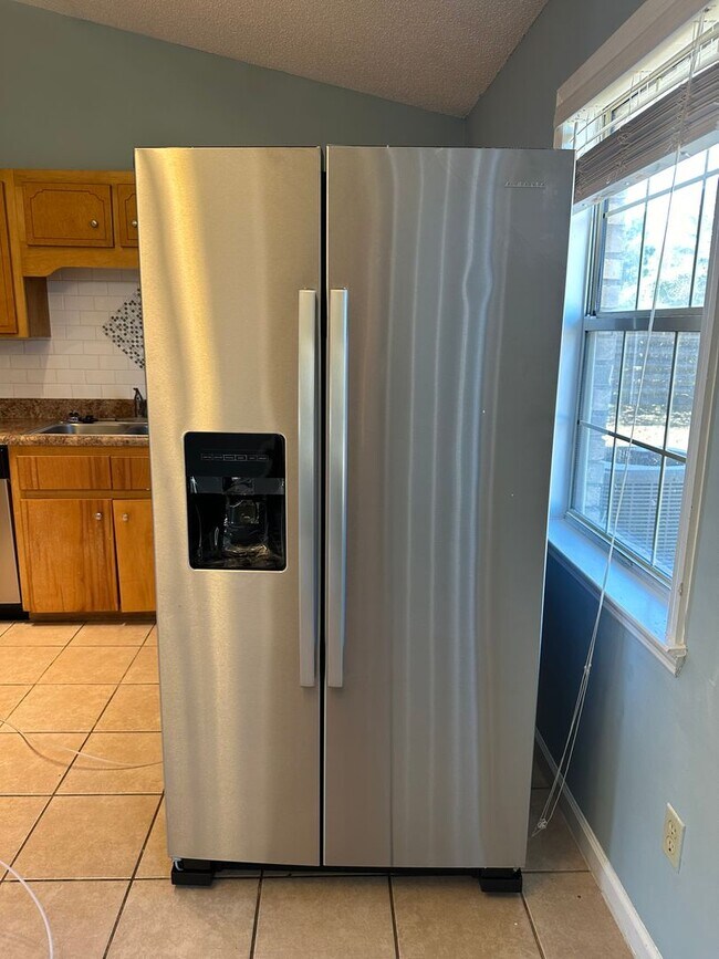 Building Photo - 3 Bedroom 2 Bath Pet Friendly Home.