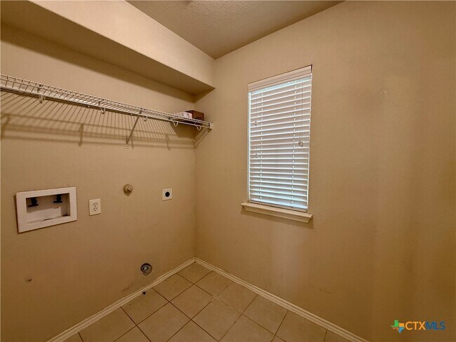 Building Photo - 558 Briggs Dr