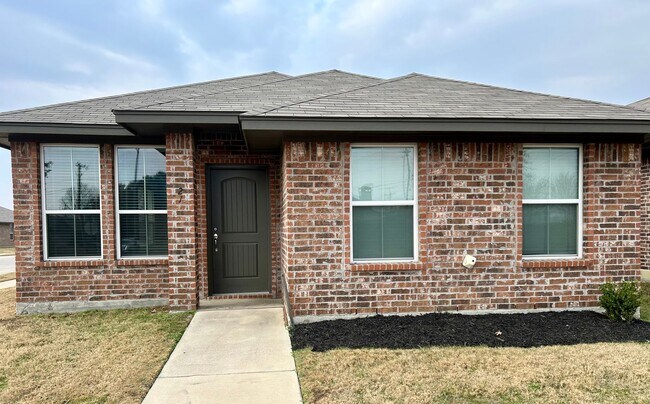 Building Photo - Great Location!