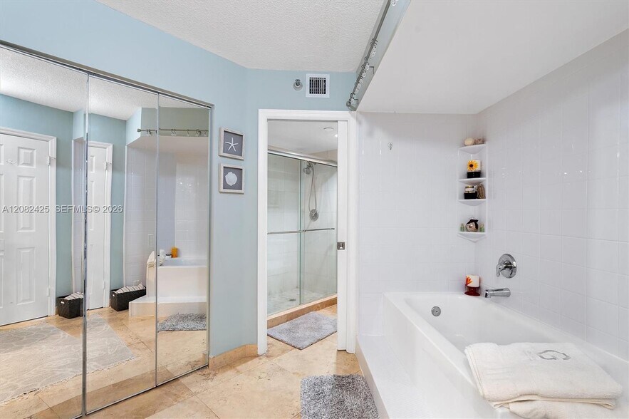 Building Photo - 3500 Mystic Pointe Dr