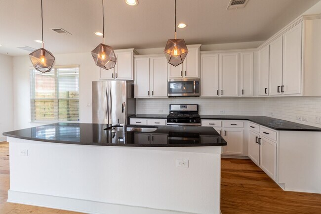 Building Photo - Amazing and peaceful 3/2.5 home in Austin!