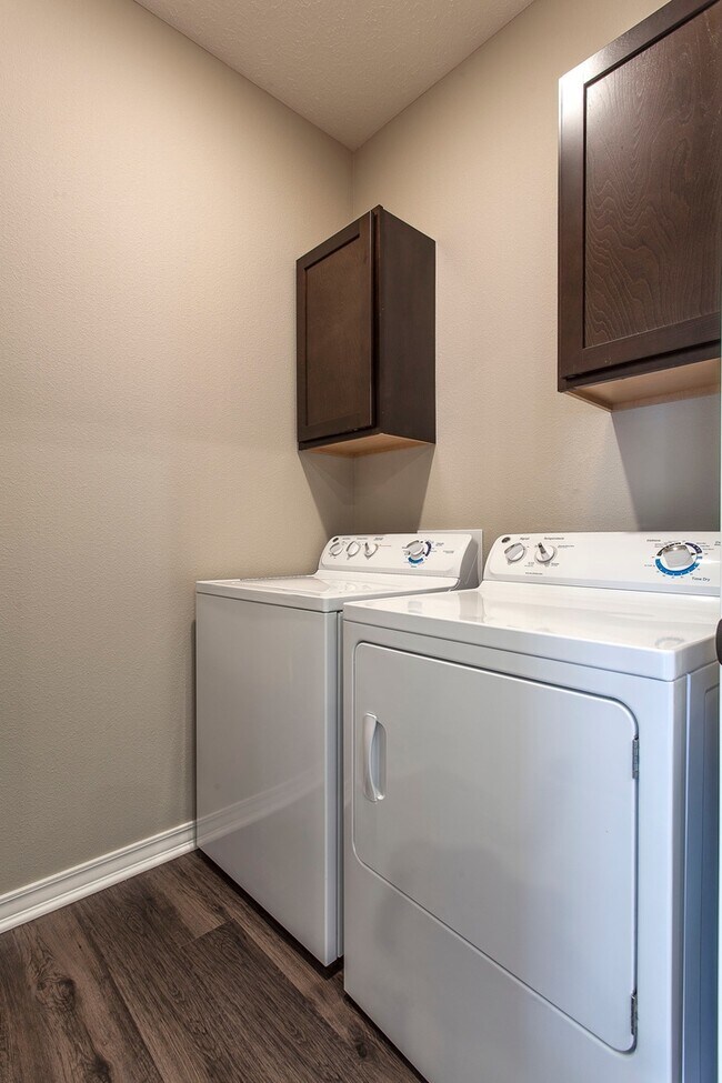 Building Photo - 3 Bed / 3 Bath 1200sqft House