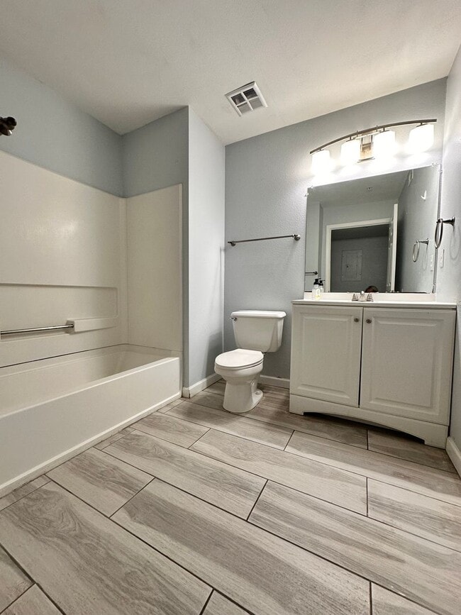 Building Photo - Recently Remodeled 2B/2B Unfurnished Condo in Indian Lake