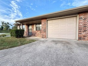 Building Photo - 2613 W Oak St