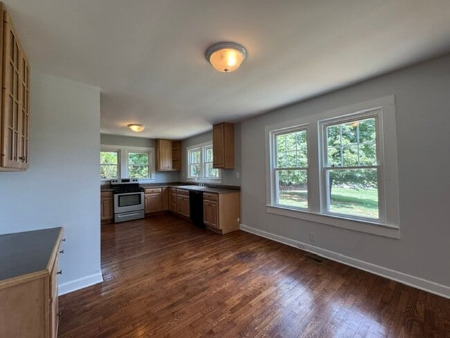 Building Photo - Charming 2 BD - 1 Full BA Home in Greer/Eastside close to Riverside HS, BMW, GSP, Inland Port, Gr...