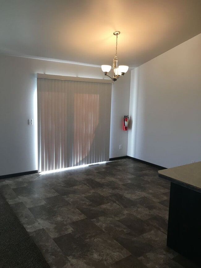 Building Photo - 3 Bed 2 Bath Twin Home
