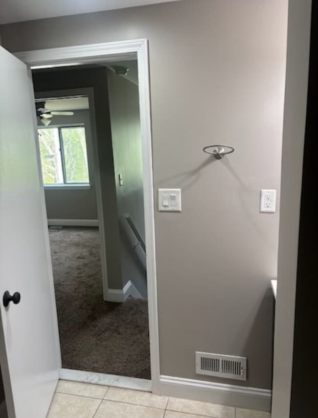 Building Photo - FRESHLY PAINTED, UPDATED BEAUTIFUL 3 BEDROOM/2 BATH HOUSE