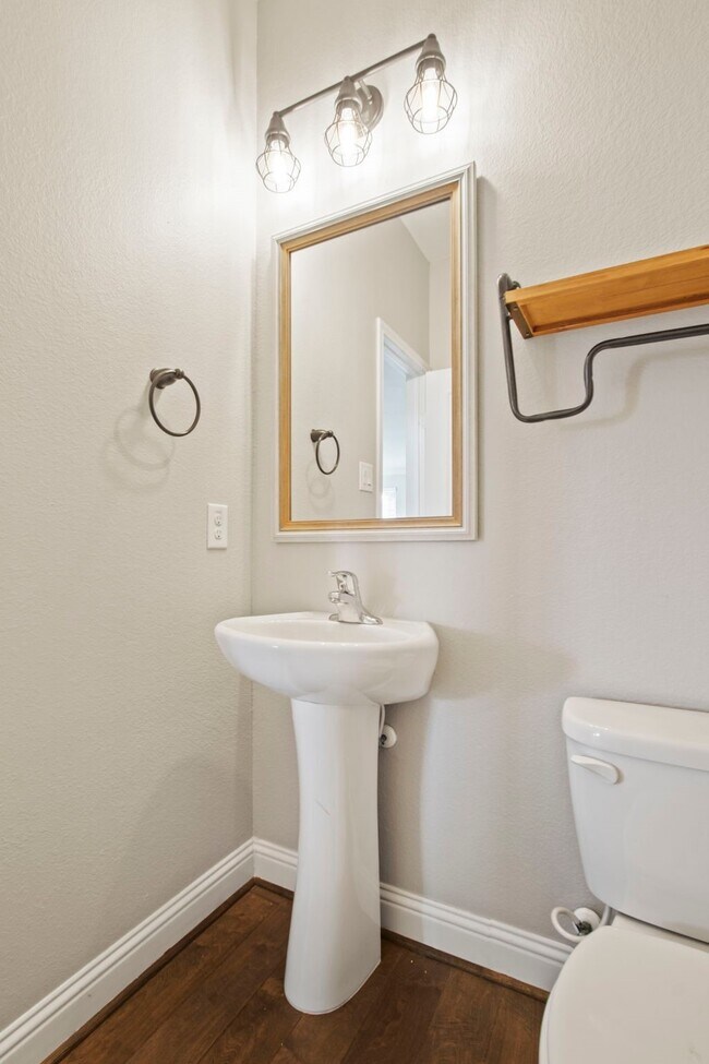 Building Photo - 20102 Three Chutes Ln