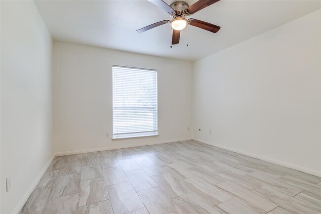 Building Photo - 7819 Bankside Dr