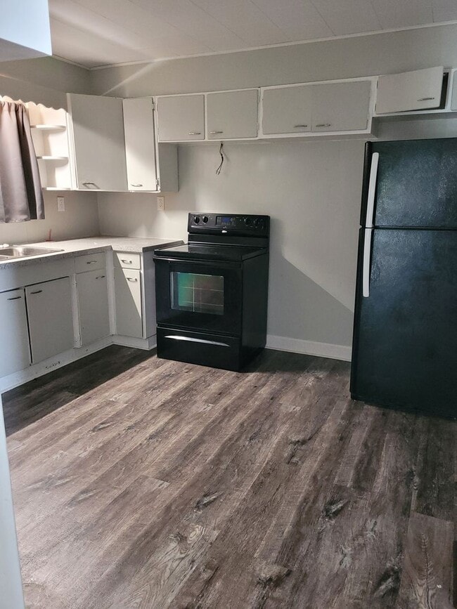 Building Photo - 3 Bed 2 Bath Bungalow walking distance to river