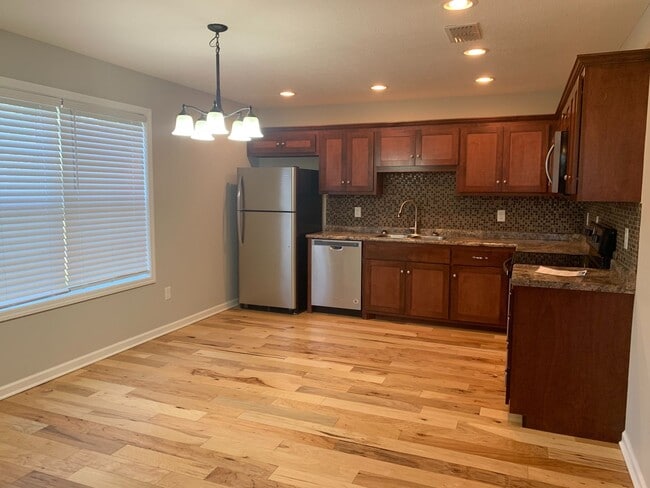 Building Photo - Adorable Tullahoma Home!