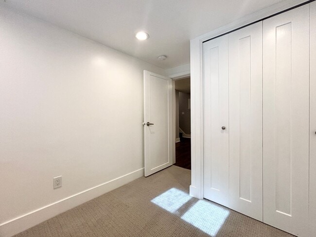 Building Photo - Stunning Remodel Near 9th & 9th!