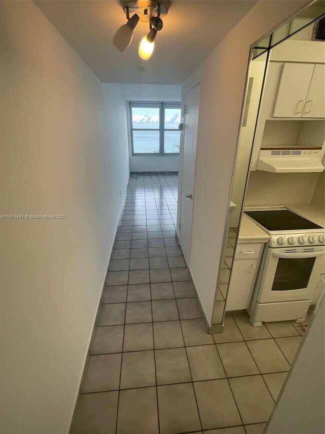Building Photo - 2899 Collins Ave