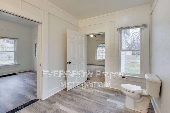 Building Photo - 2219 Hovey St