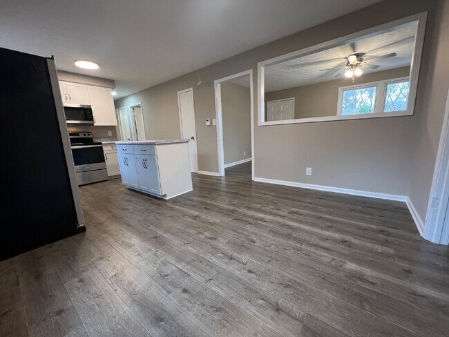 Building Photo - 504 Overton Dr