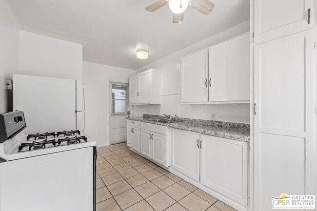 Building Photo - 1674 Vía Salida