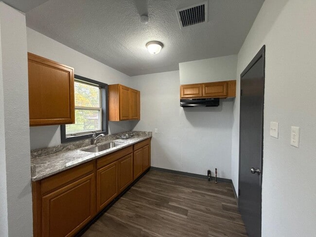 Building Photo - 2318 W 33rd St S