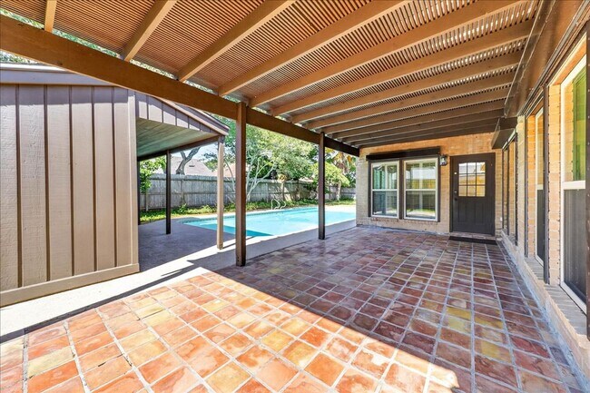 Building Photo - 5305 Greenbriar Dr