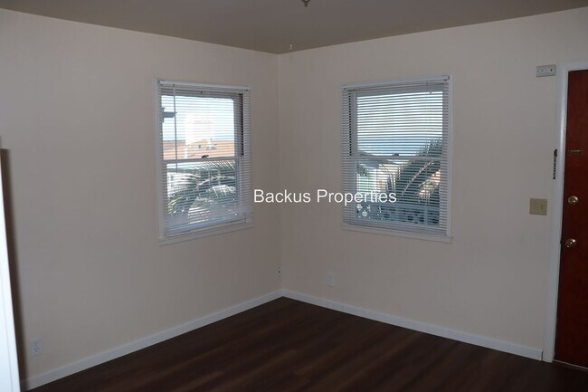 Building Photo - 650 Laine St
