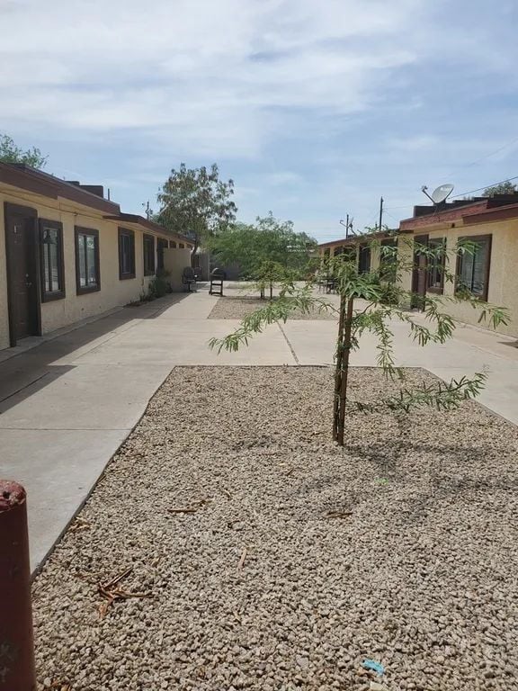 Building Photo - TERRIFIC 2 BEDROOMS 1 BATH SINGLE STORY FO...