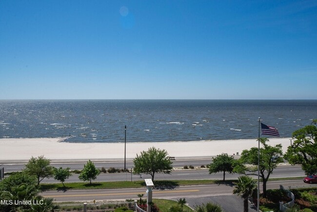 Building Photo - 2230 Beach Dr